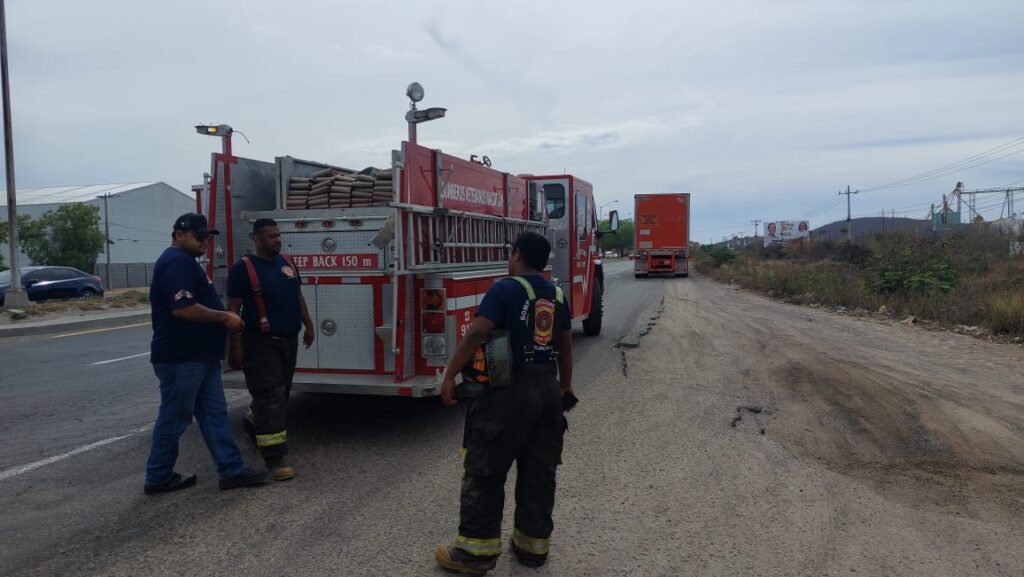 Elementos y camión de Bomberos de Mazatlán en el lugar donde fue un accidente tipo choque entre un carro y un tráiler en El Castillo