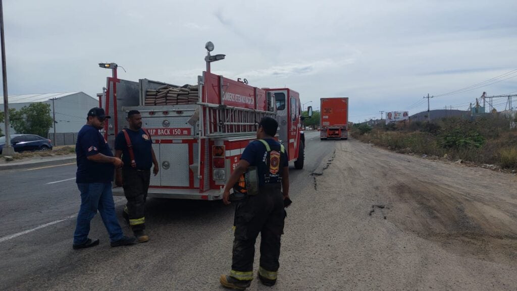 Elementos y camión de Bomberos de Mazatlán en el lugar donde fue un accidente tipo choque entre un carro y un tráiler en El Castillo