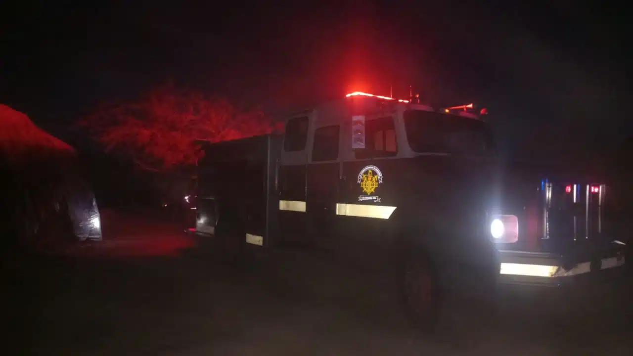 Camión de Bomberos de Ahome en el lugar del incendio en el ejido de Olas Altas
