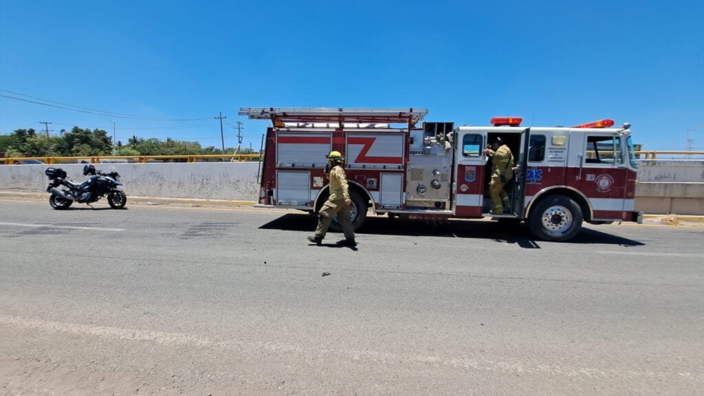 Camión de bomberos en el lugar de un accidente tipo choque en la carretera sobre el libramiento Benito Juárez "La Costerita" en Culiacán