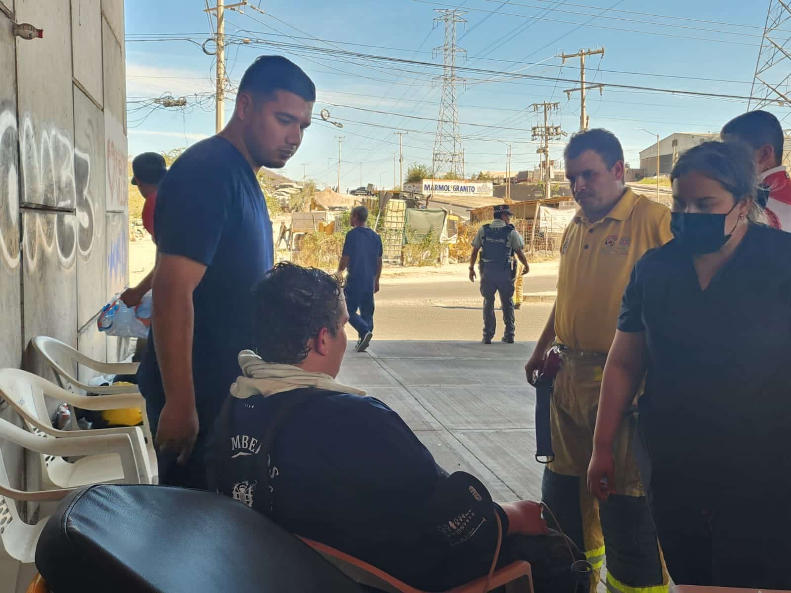 Bomberos que se encontraban fuera de servicio se encuentran en el lugar del siniestro