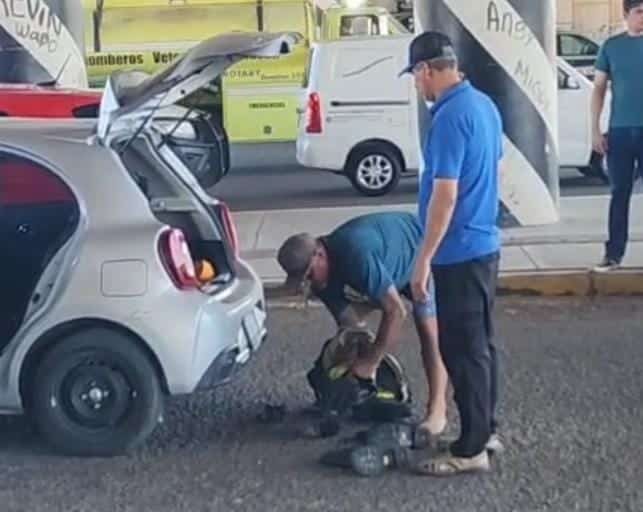 Bomberos que se encontraban fuera de servicio se encuentran en el lugar del siniestro