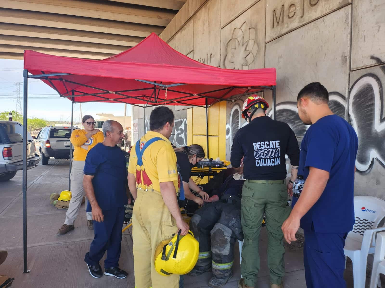Bomberos que se encontraban fuera de servicio se encuentran en el lugar del siniestro