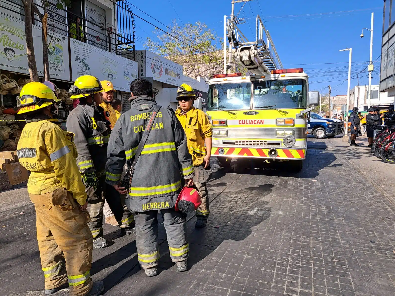 Elementos y camión de bomberos en el centro de Culiacán en un accidente donde José Eduardo sufrió una descarga eléctrica