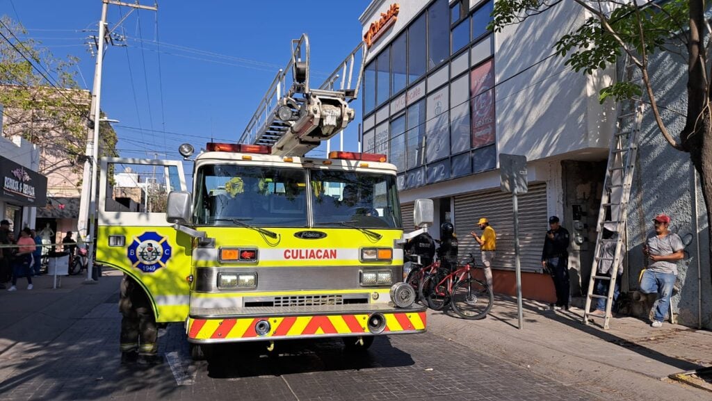 Camión de bomberos en el centro de Culiacán en un accidente donde José Eduardo sufrió una descarga eléctrica