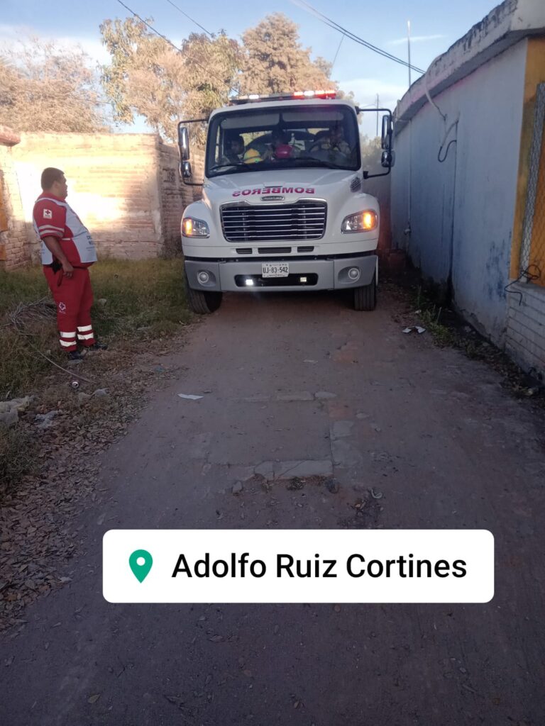 Camión de Bomberos en el lugar de un incendio en una cuartería de Ruíz Cortines, Guasave