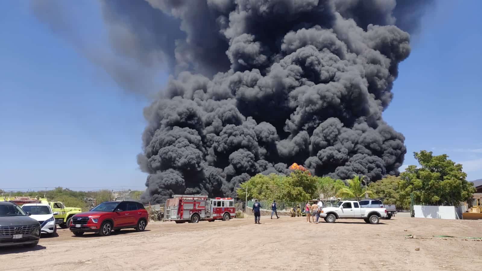 Bomberos en gran incendio al sur de Culiacán