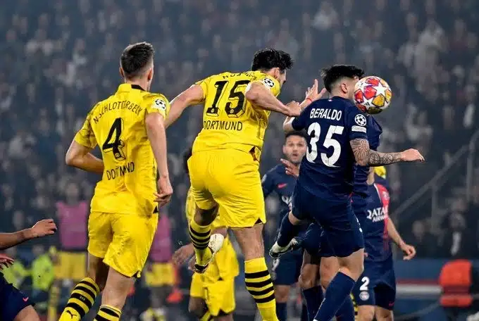 El momento del gol: Matt Hummels mete a una final más al Borussia Dortmund, tras 11 años de ausencia.