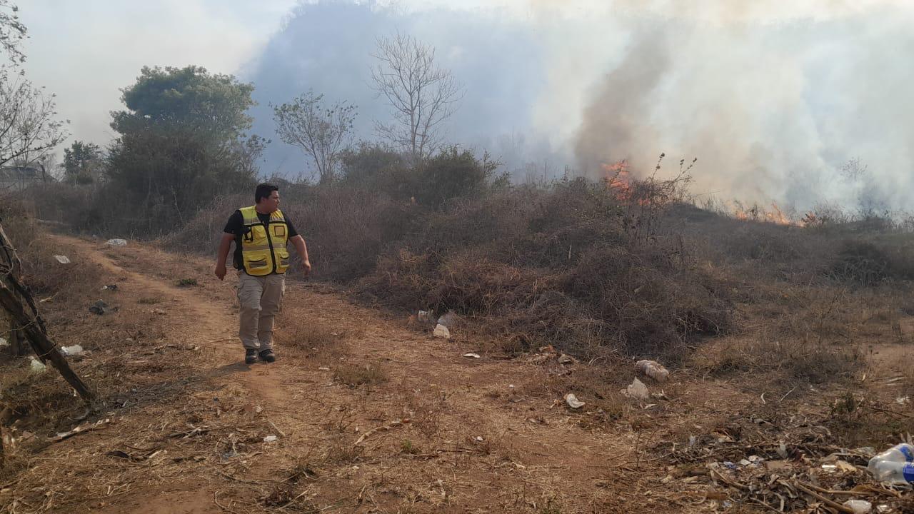 Brigadista voluntario para el combate al incendio forestal en Sinaloa en un incendio forestal en Sinaloa