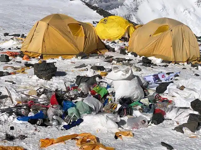 Buscan limitar el acceso al Monte Everest tras aumento de basura