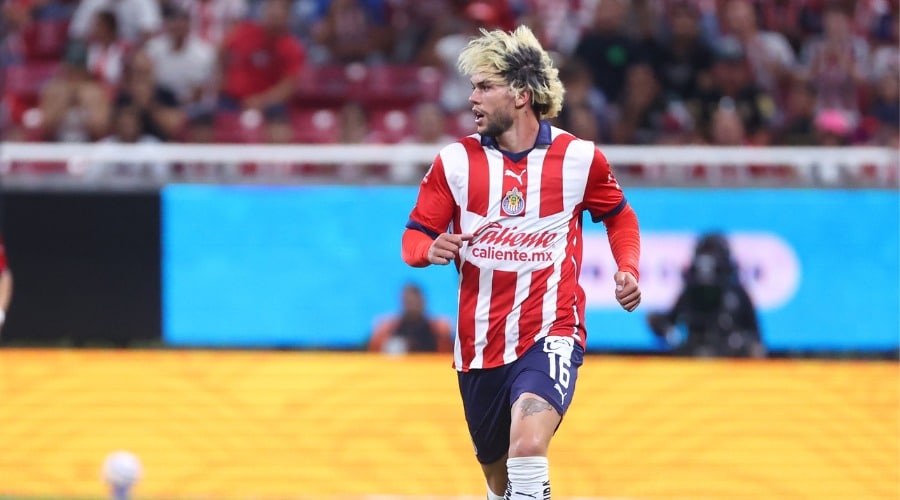 Cade Cowell jugando en el Estadio Akron durante el duelo entre Chivas de Guadalajara y Toluca
