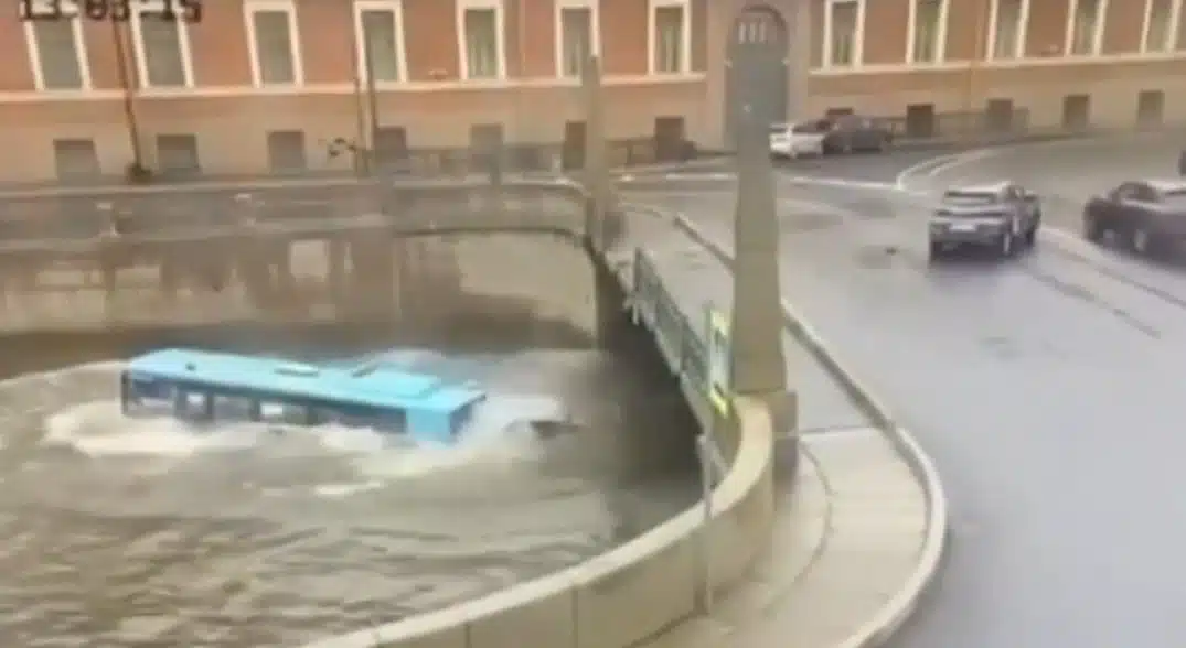 Cae autobús de pasajeros en un canal de San Petersburgo; hay 3 muertos