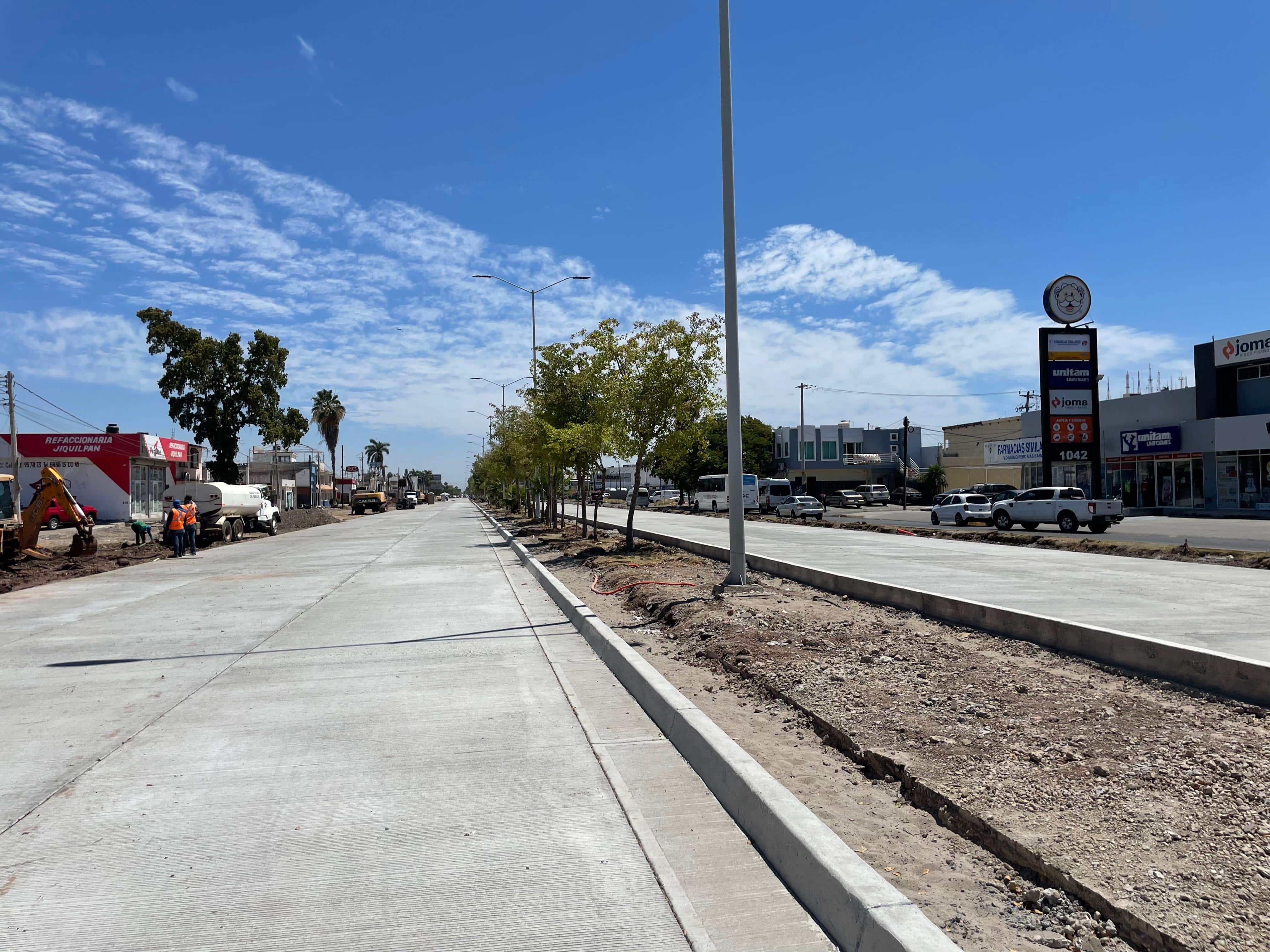 Rehabilitación a camellón Adolfo López Mateos en Los Mochis