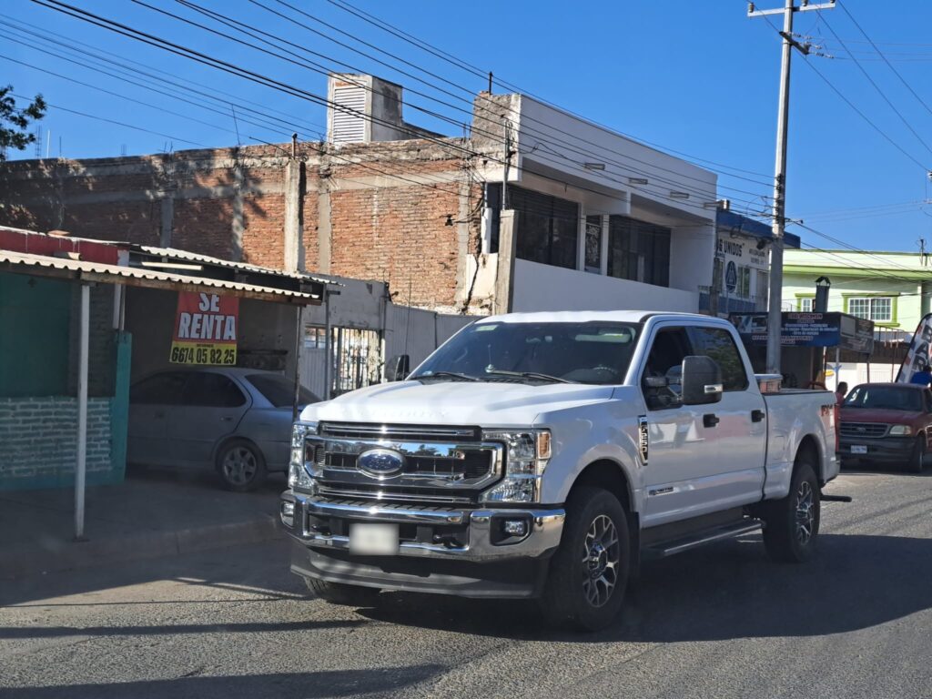 Camioneta asegurada en la colonia 21 de Marzo, en Culiacán
