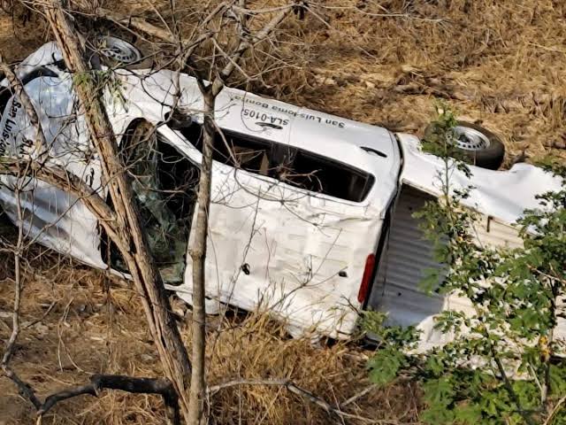 Camioneta cae a un barranco en Guerrero; maestra y alumnos viajaban a la playa