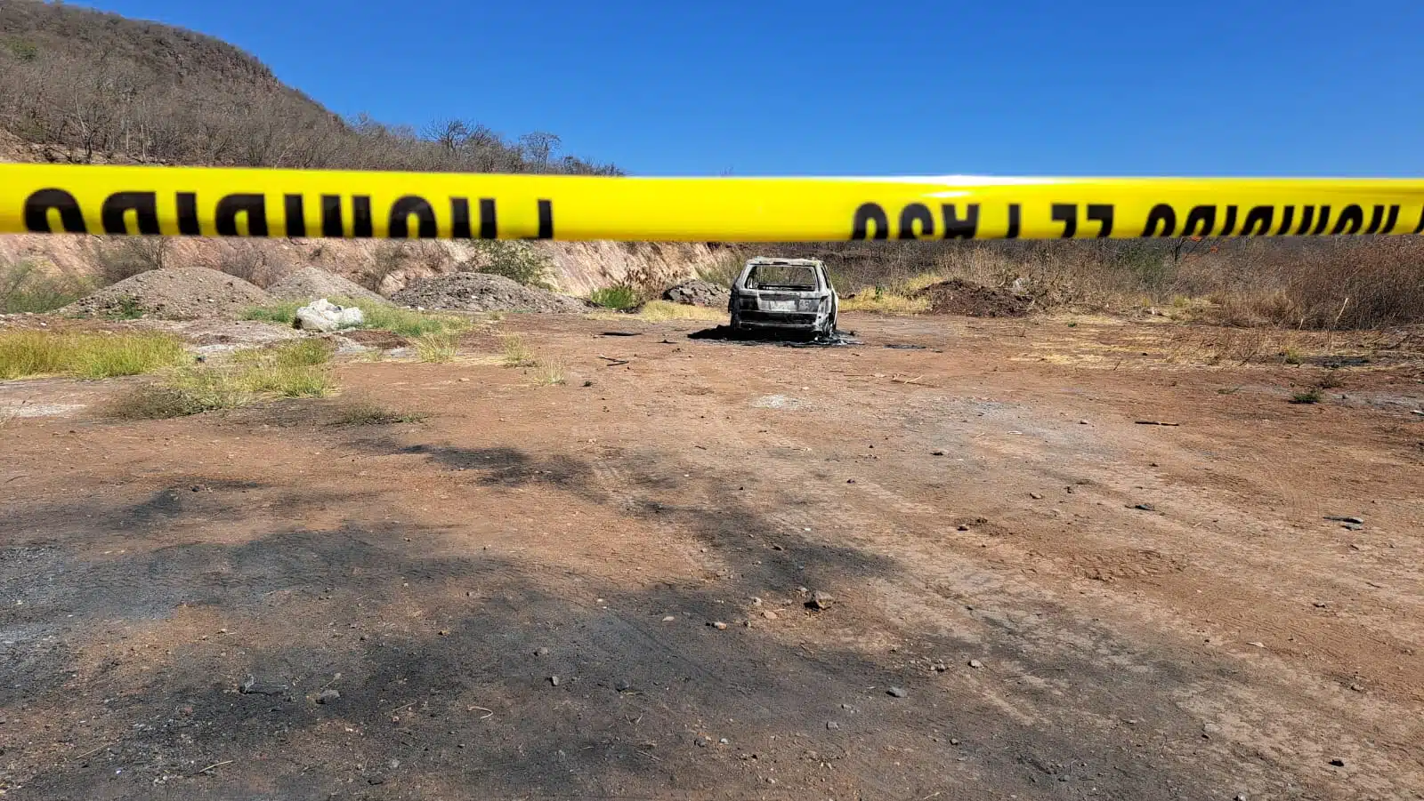 Camioneta calcinada donde hallaron a hombre sin vida y carbonizado en Culiacán