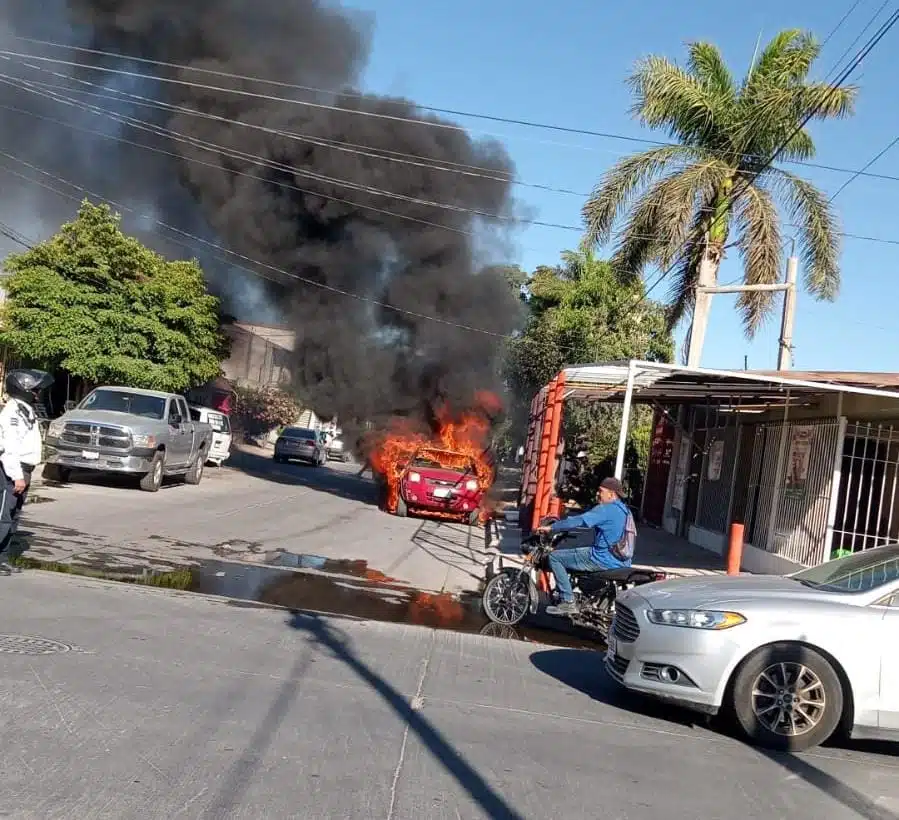 Incendio de una camioneta movilizó a cuerpos de emergencia en Los Mochis