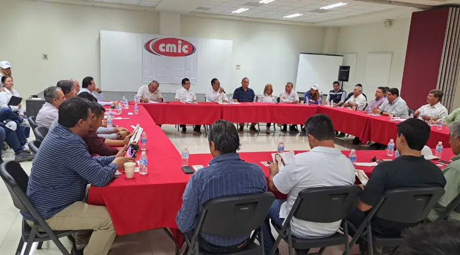 El candidato a la alcaldía de Ahome por Fuerza y Corazón por Sinaloa garantizó que trabajará en equipo con los constructores.