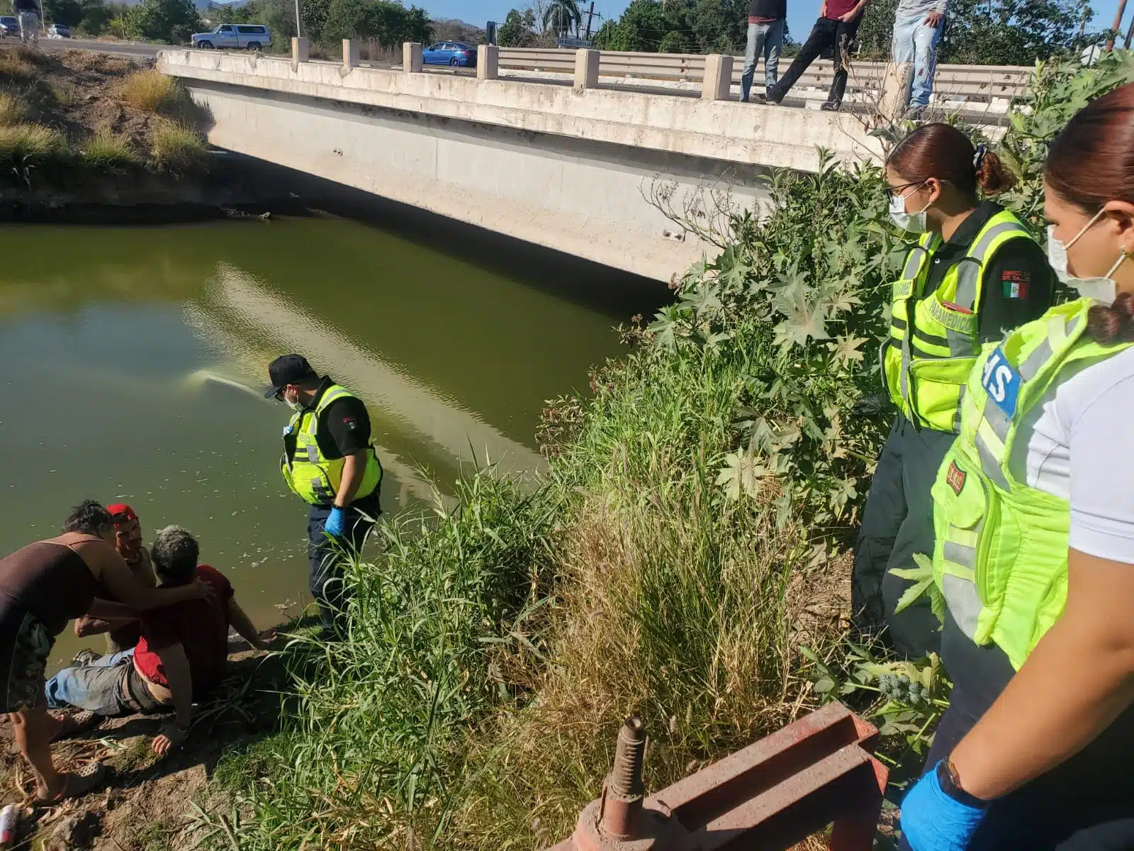 Personas auxiliando al conductor de la camioneta que sufrió el accidente