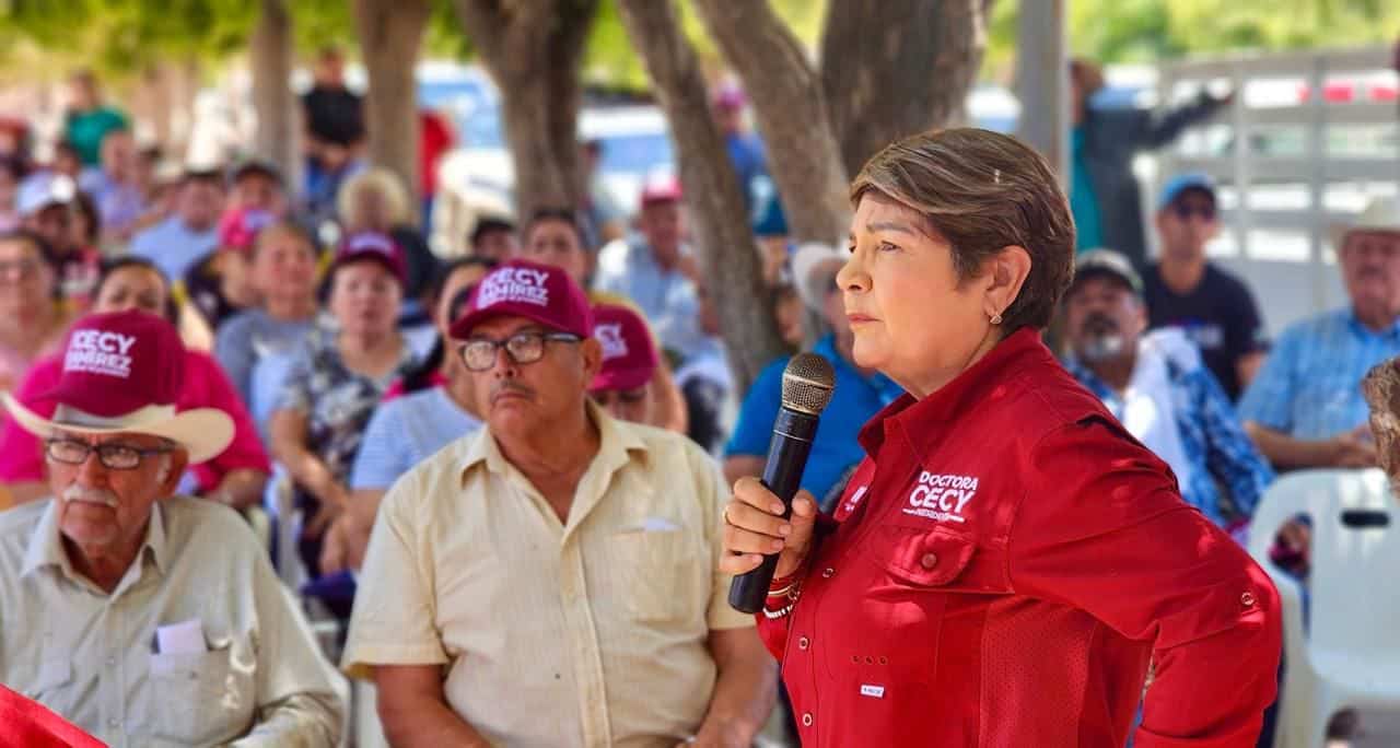 Cecy Ramírez realizó un recorrido este sábado por la zona comercial de Batamote