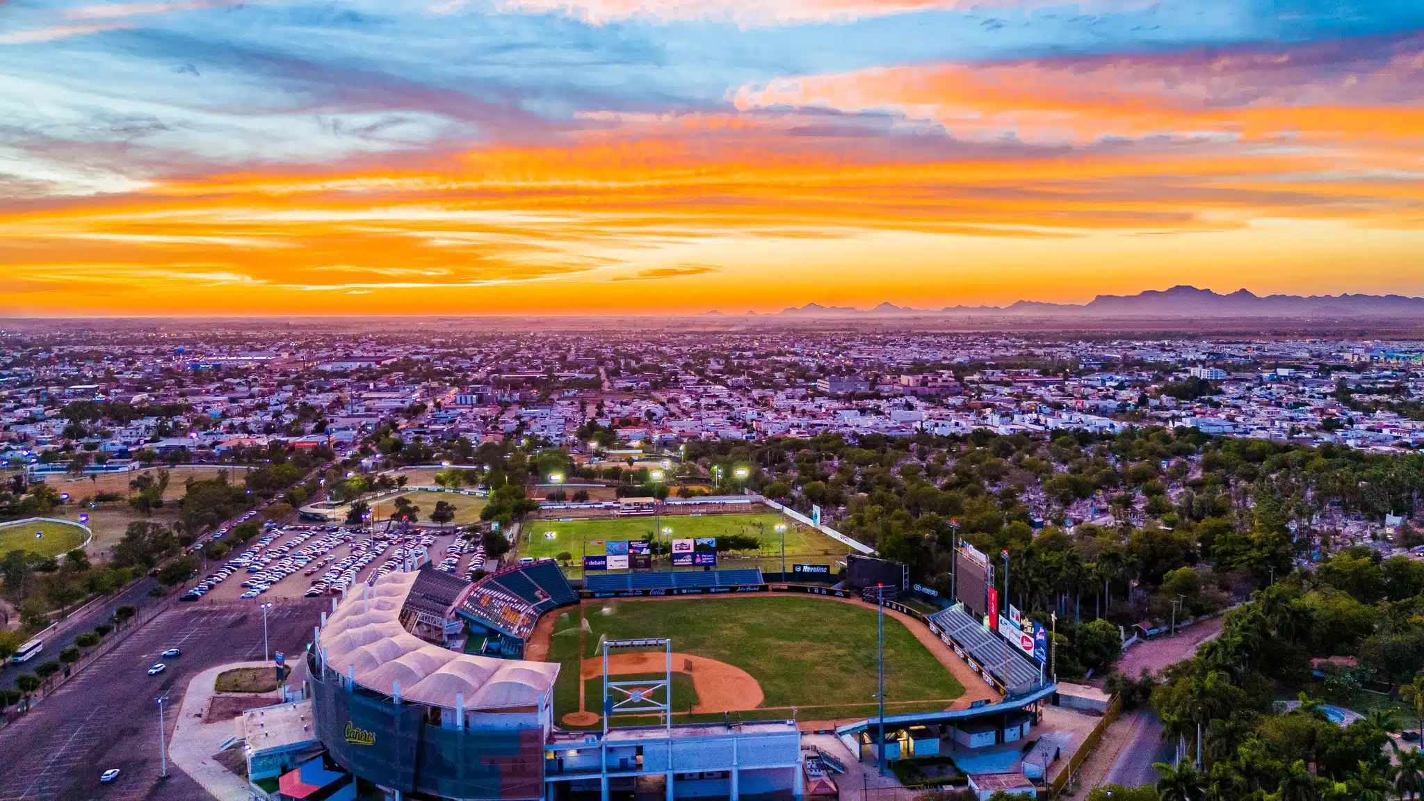 Ciudad y atardecer