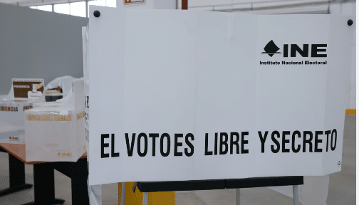 Urna de votación del INE