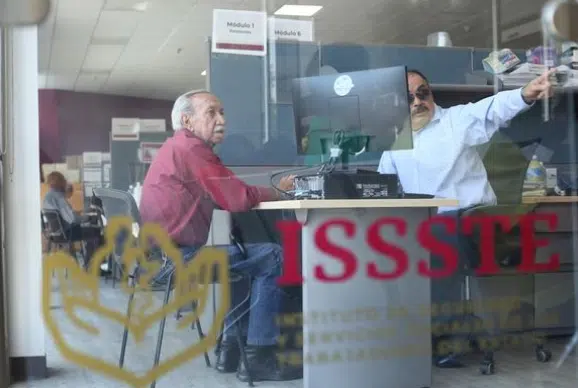 Adulto mayor en oficinas del ISSSTE