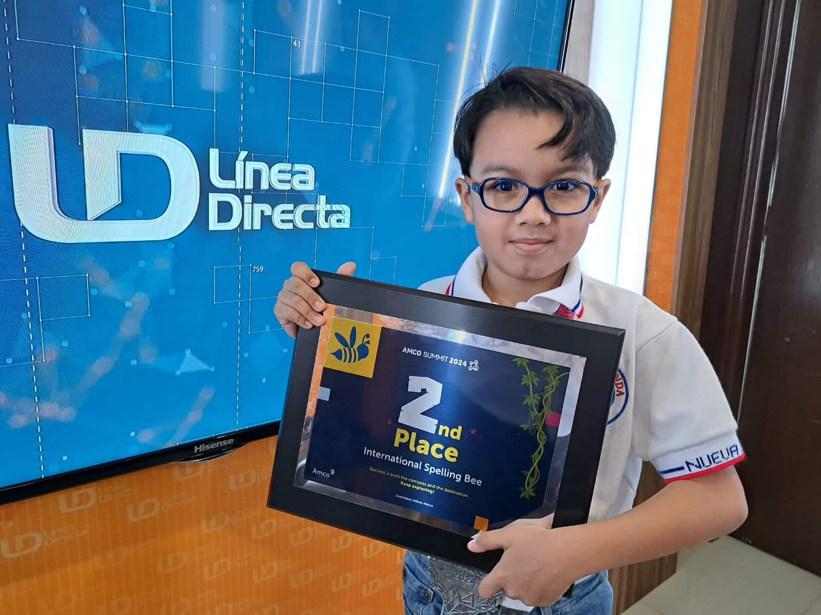 Carlos Rodríguez Covarrubias, niño del Colegio Nueva Senda de Los Mochis que participó en Amco Summit 2024 en Guadalajara, en el estudio de Línea Directa en Los Mochis con su reconocimiento