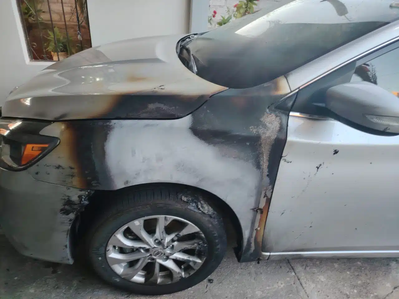 Carro quemado de la esposa del candidato a alcalde de Badiraguato por el partido de Movimiento Ciudadano, Fausto García