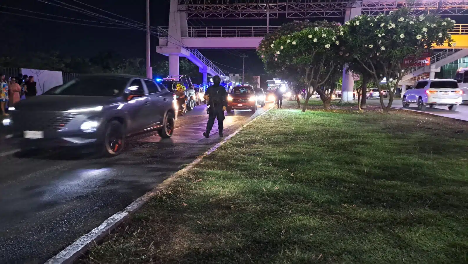 Carros estacionados que fueron afectados por ponchallantas que tiraron sobre la avenida Álvaro Obregón en Culiacán y otros pasando por ahí