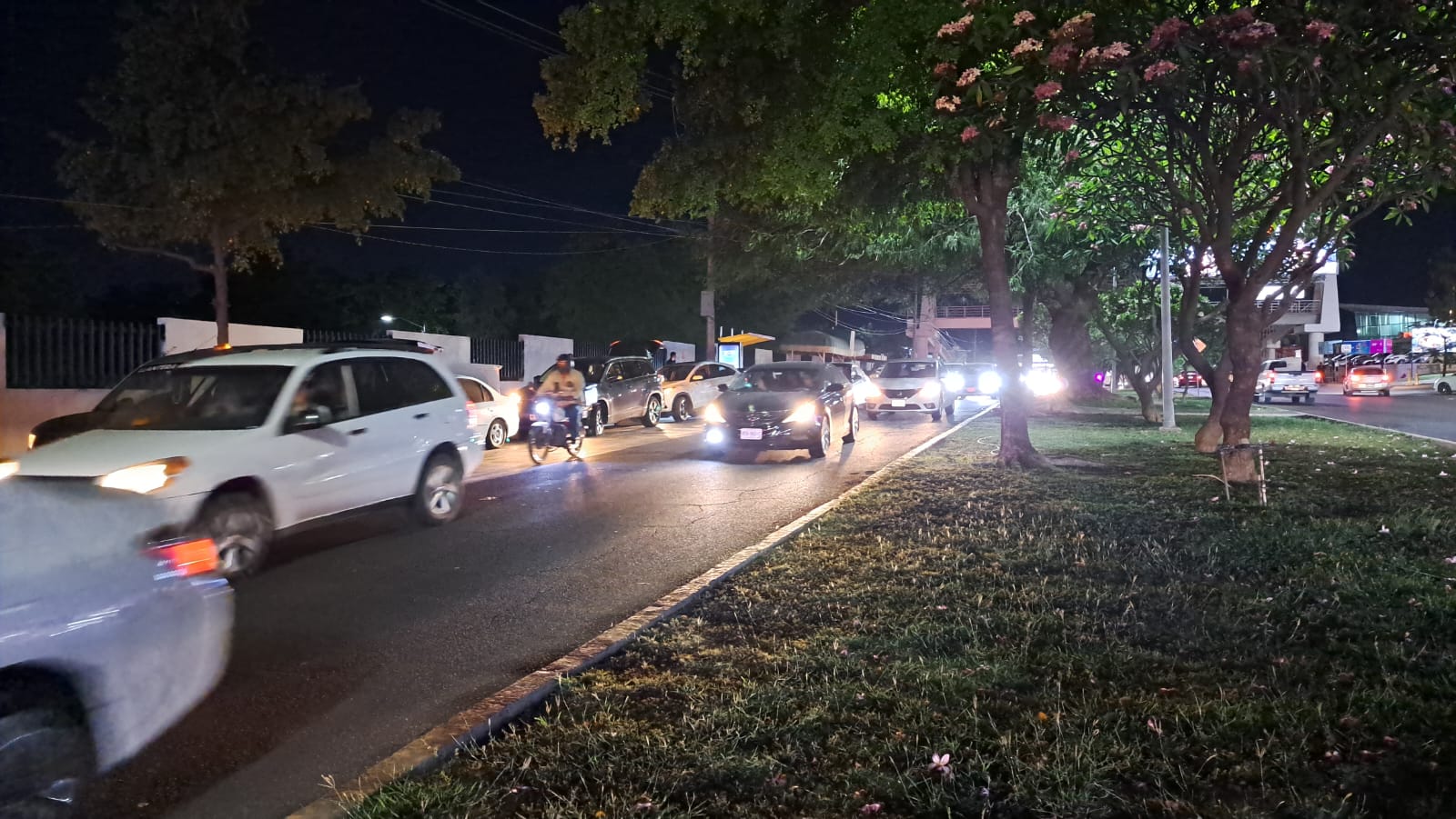 Carros estacionados que fueron afectados por ponchallantas que tiraron sobre la avenida Álvaro Obregón en Culiacán y otros pasando por ahí
