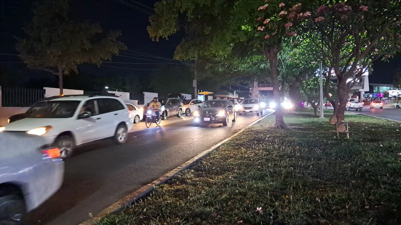 Carros estacionados que fueron afectados por ponchallantas que tiraron sobre la avenida Álvaro Obregón en Culiacán y otros pasando por ahí