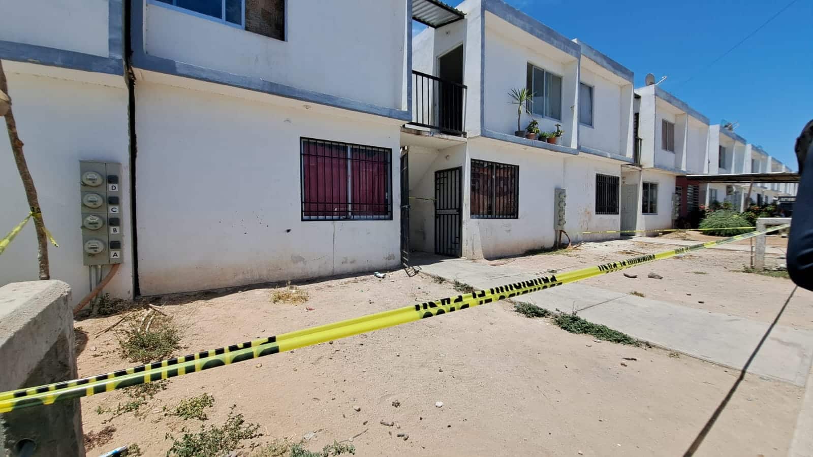 Cinta amarilla delimitando el área de una casa en donde encontraron sin vida a Jocelyn, Dulce y Alejandro en el fraccionamiento San Fermín en Culiacán