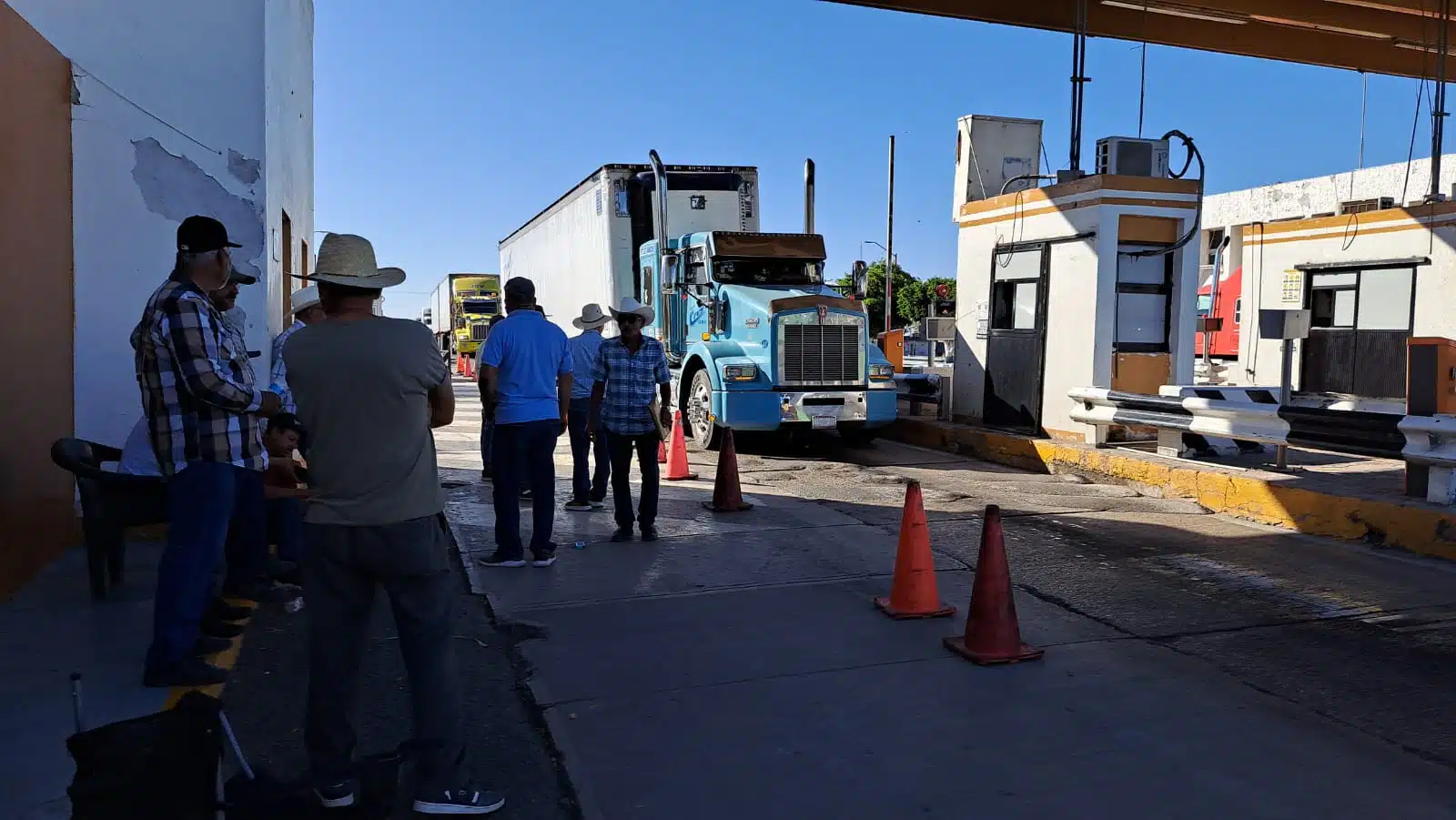 Productores agrícolas en la caseta de Alhuey, Angostura