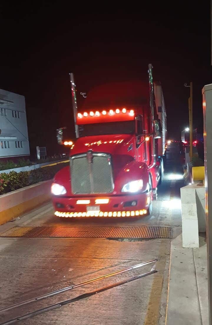 Vehículos y camiones circulando por la caseta de cobro Cuatro Caminos