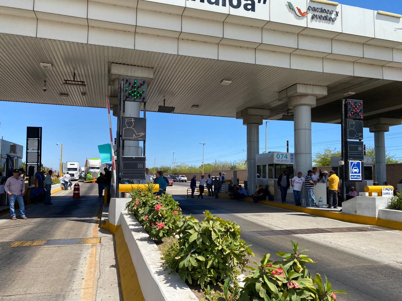 Caseta de Cuatro Caminos en Guasave continúa tomada por los productores agrícolas