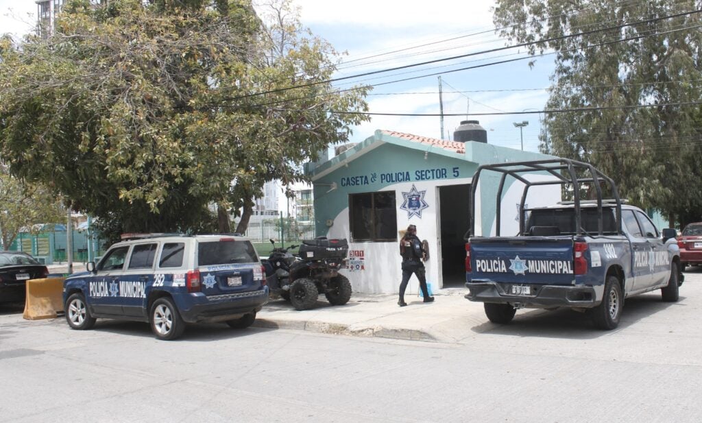 Policía municipal en el fraccionamiento Sábalo Country de Mazatlán