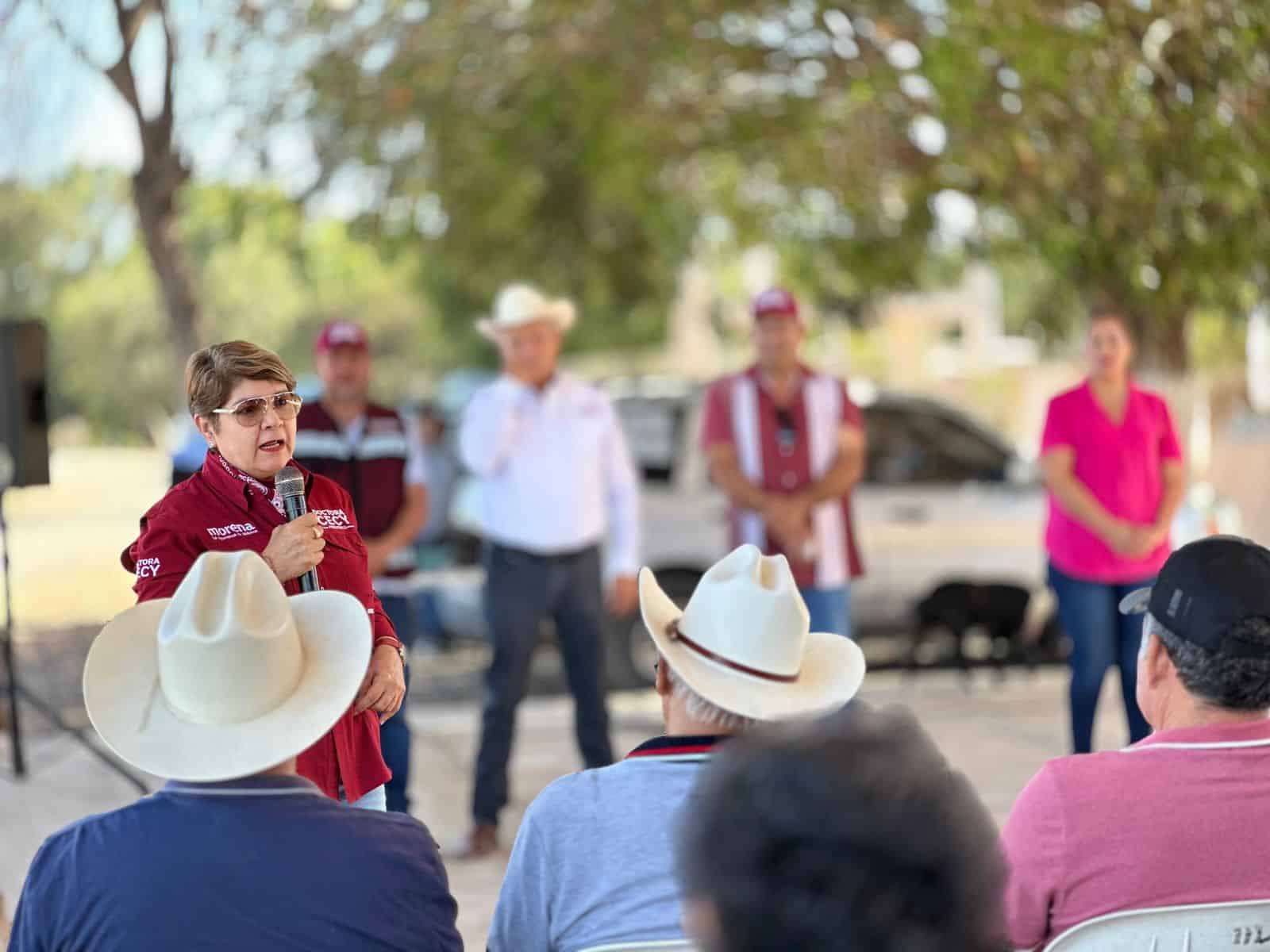 Cecy Ramírez durante su visita a Valle de Huyaqui y Las Colonias