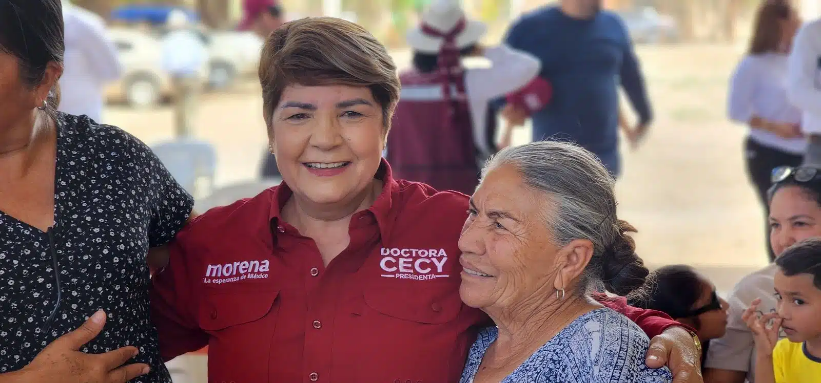 Cecy Ramírez junto a una de las vecinas perteneciente a las comunidades guasavenses a las que acudió la candidata de Morena