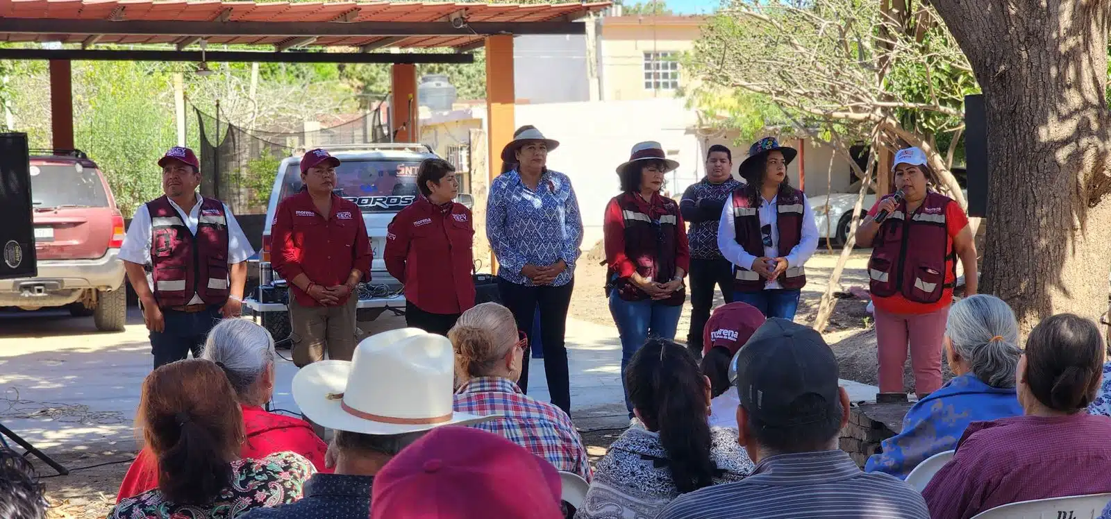 Cecy Ramírez Montoya con ciudadanos y simpatizantes de comunidades de Guasave