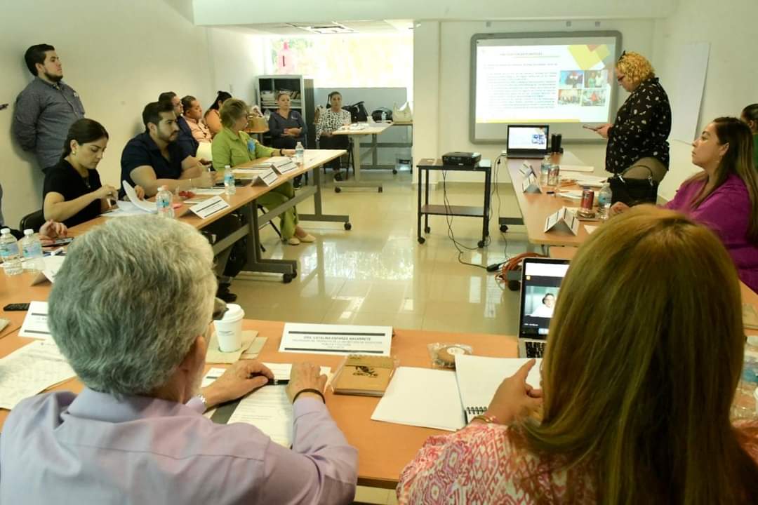 Personal de Cecyte en una reunión en Culiacán