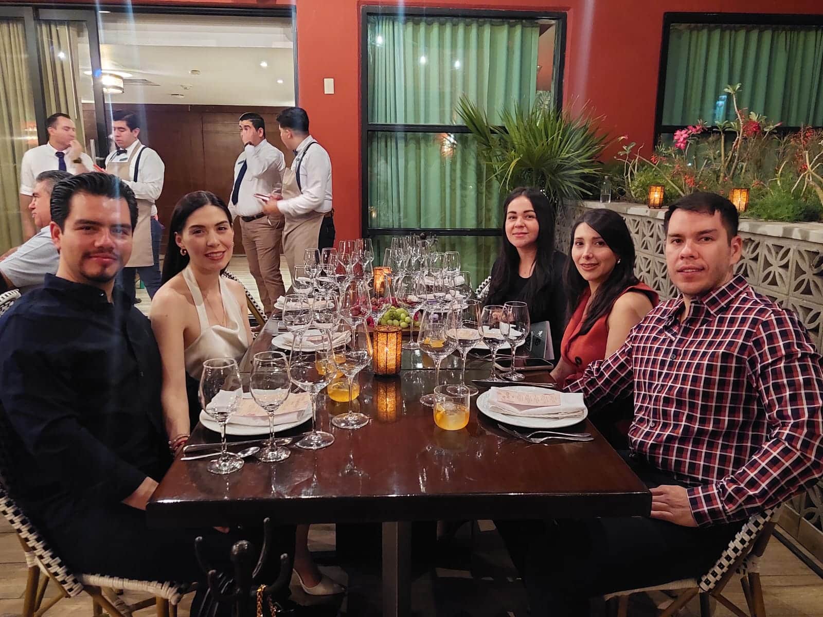 Comensales disfrutando de la "Cena Maridaje" realizada por Cayenna y Emilio Moro Bodegas