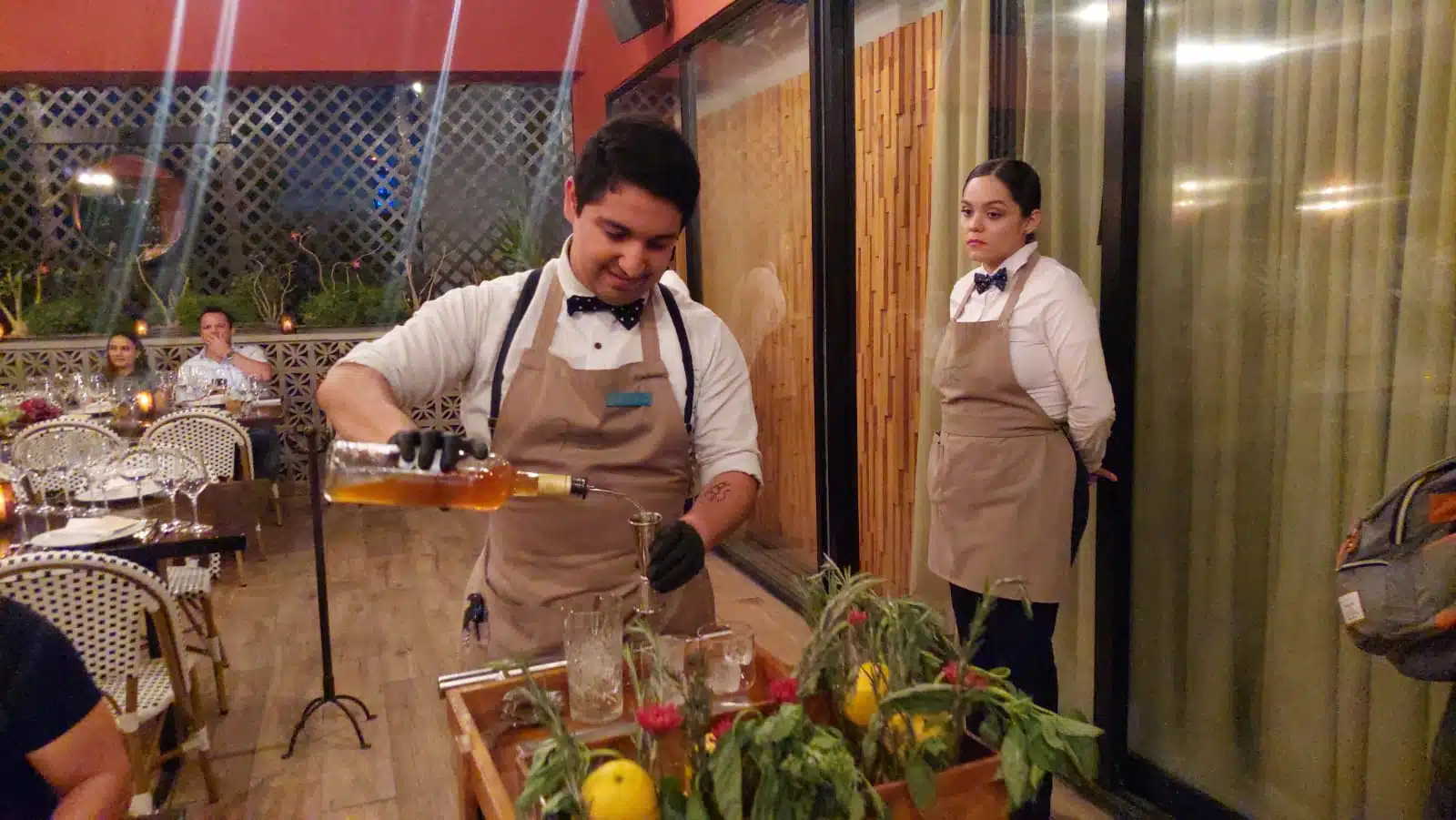 Comensales disfrutando de la "Cena Maridaje" realizada por Cayenna y Emilio Moro Bodegas