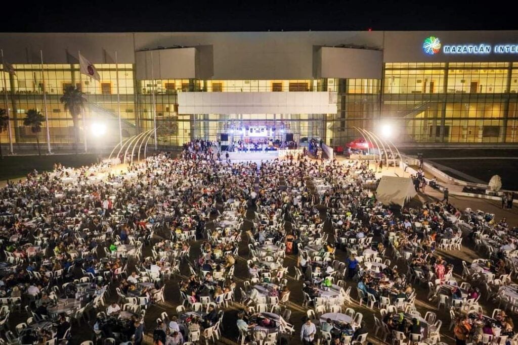 Personas en el Centro de Convenciones de Mazatlán durante la celebración por el día del magisterio