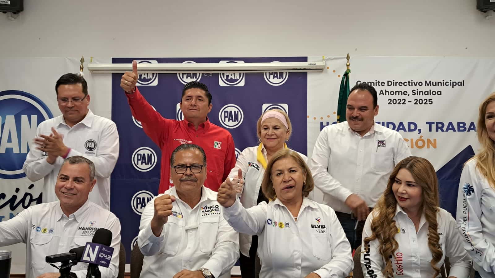 César Emiliano Gerardo Lugo con compañeros