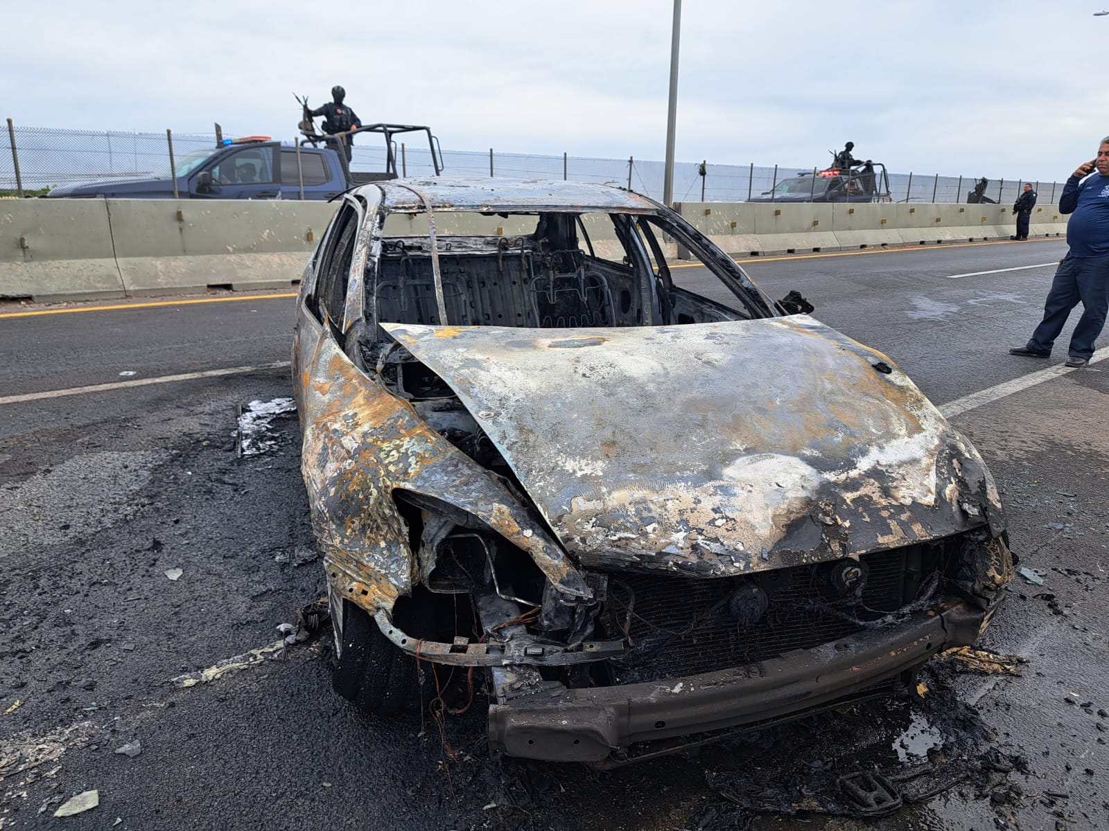 Vehículo Honda en pérdida total tras incendiarse en un aparatoso choque