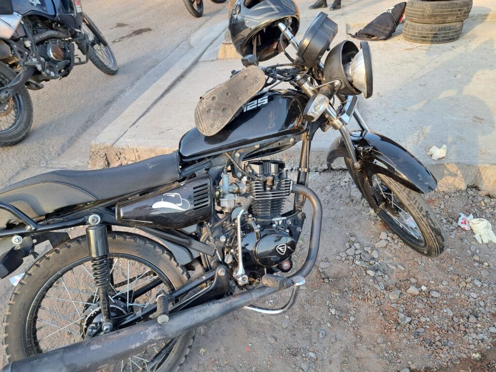 Motocicleta en la que viajaba el joven lesionado