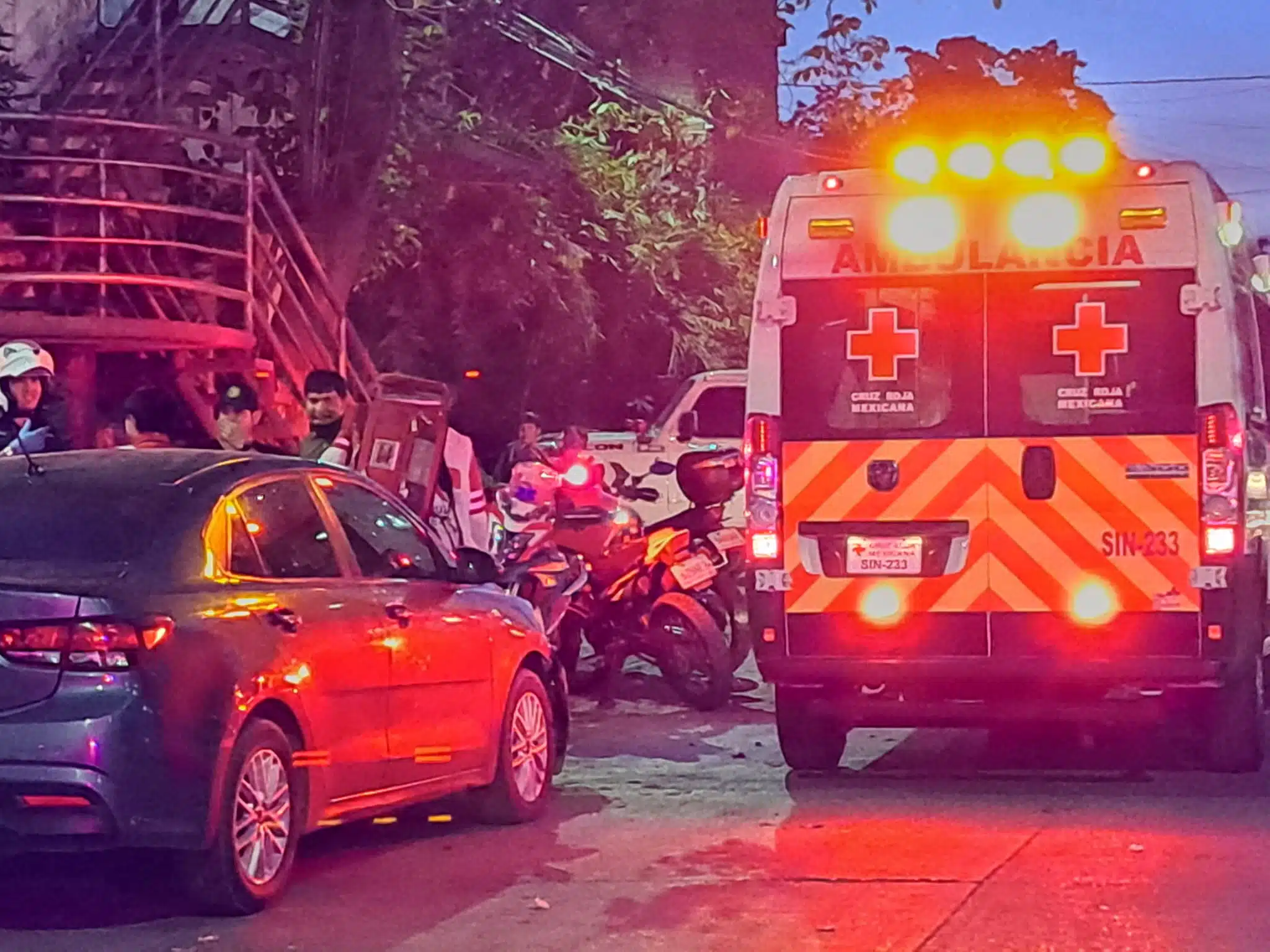 Ambulancia y autoridades en el lugar del accidente vial
