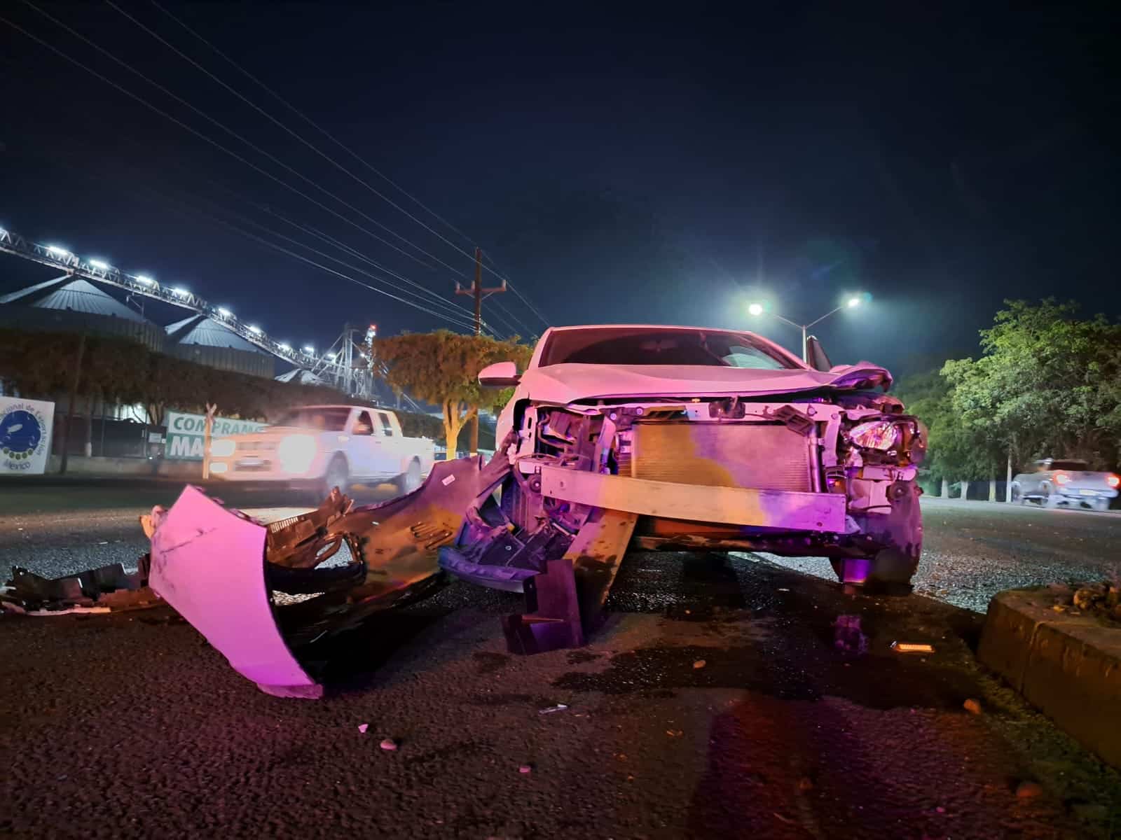 Camioneta color blanco con el frente destrozado