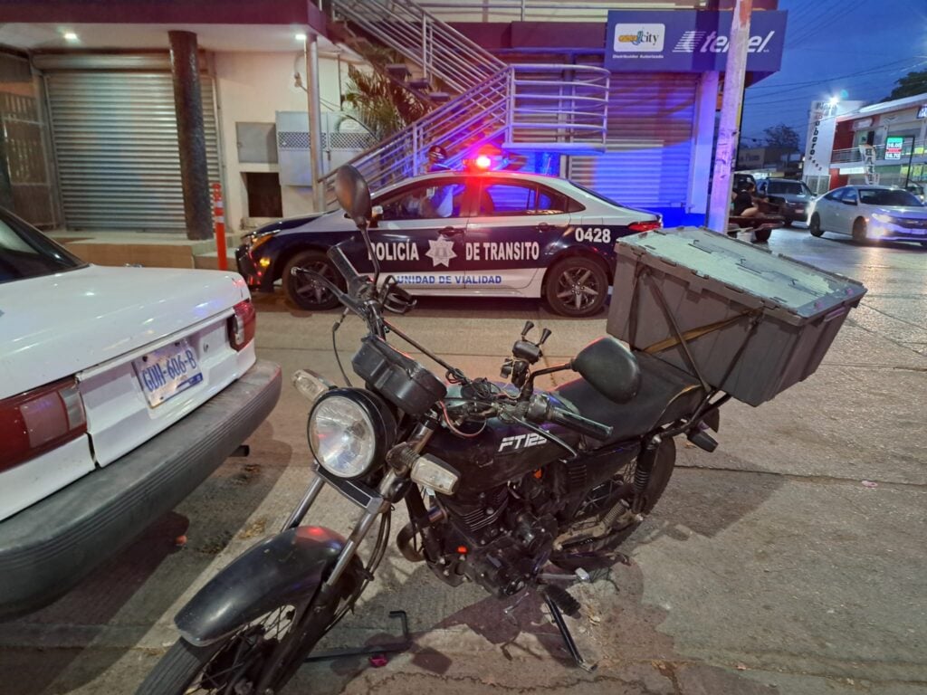 Motocicleta en la que viajaba el hombre que resultó herido